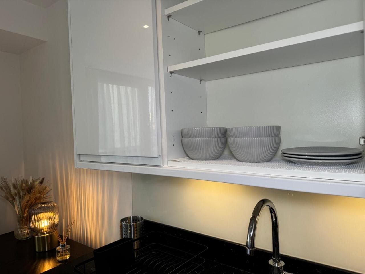 Luxury 2 Bedroom In With Free Parking Apartment *