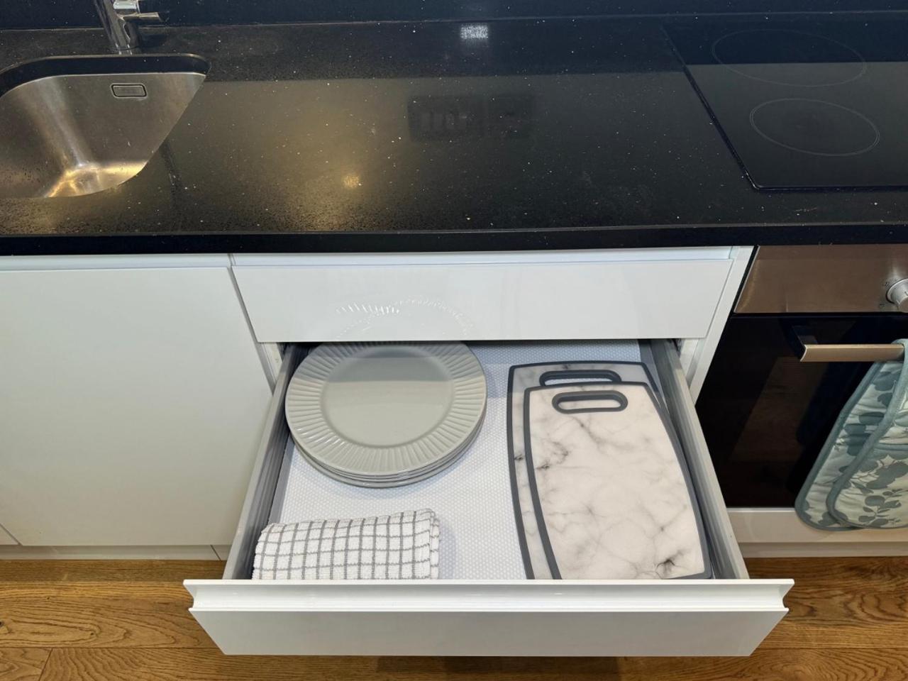Luxury 2 Bedroom In With Free Parking Apartment *