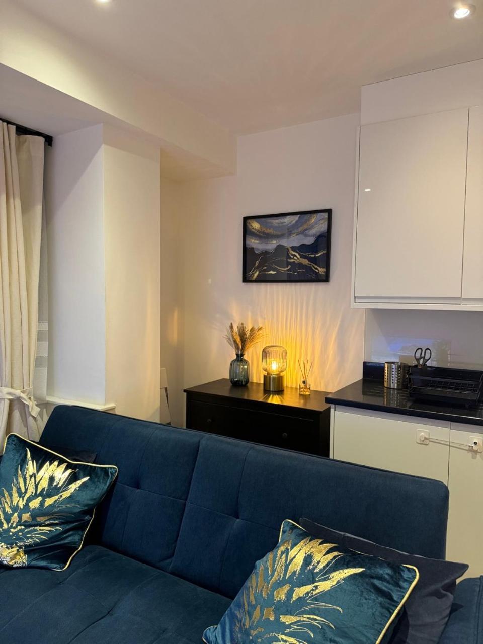 Luxury 2 Bedroom In With Free Parking Apartment