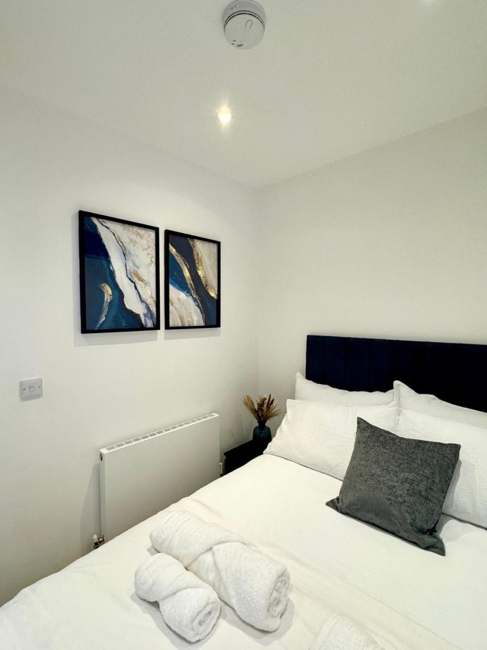 Luxury 2 Bedroom In With Free Parking Apartment *