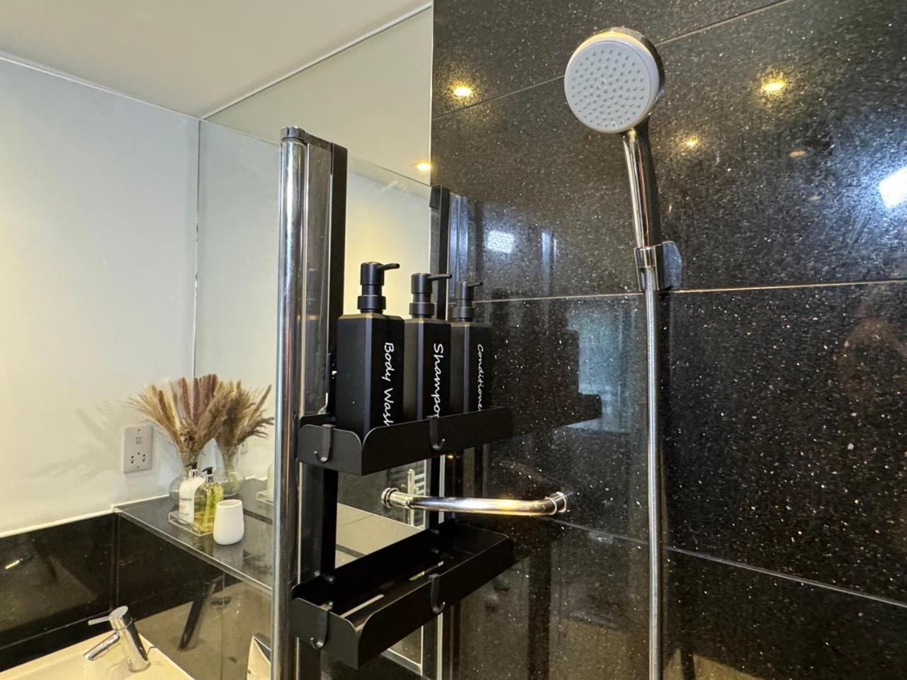 Luxury 2 Bedroom In With Free Parking Apartment Croydon