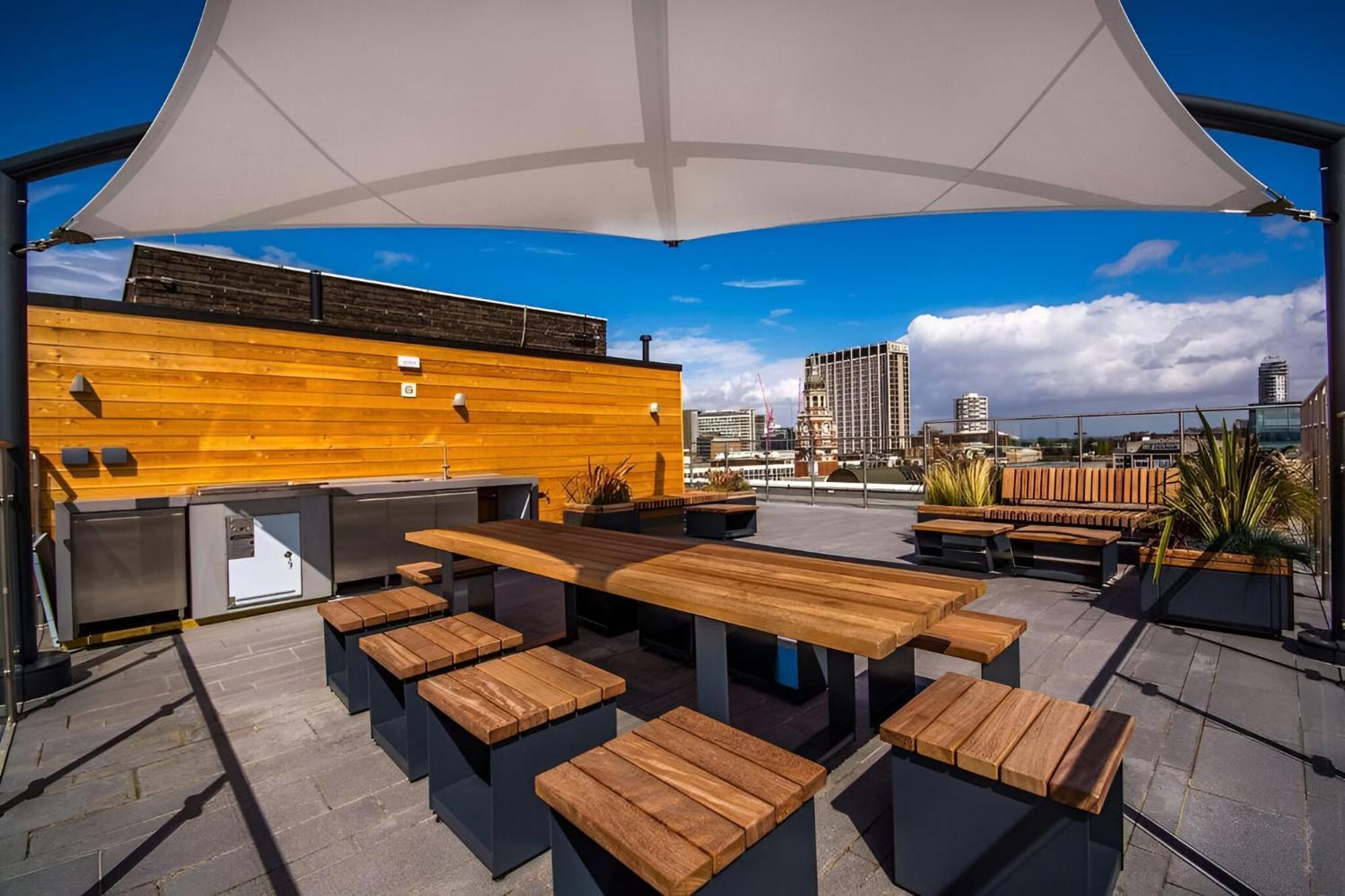 Luxury 2 Bedroom In With Free Parking Apartment *