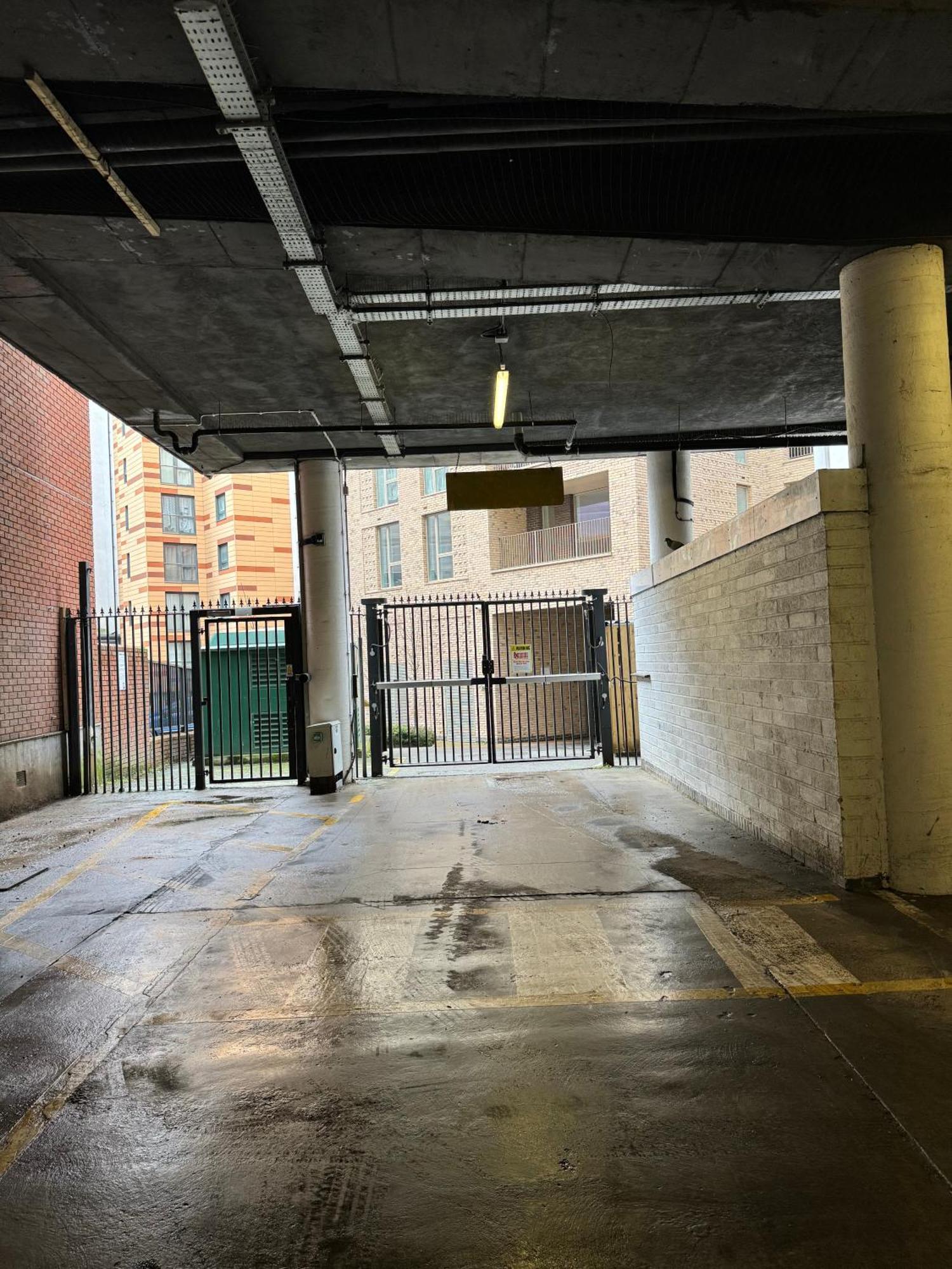 Luxury 2 Bedroom In With Free Parking Apartment