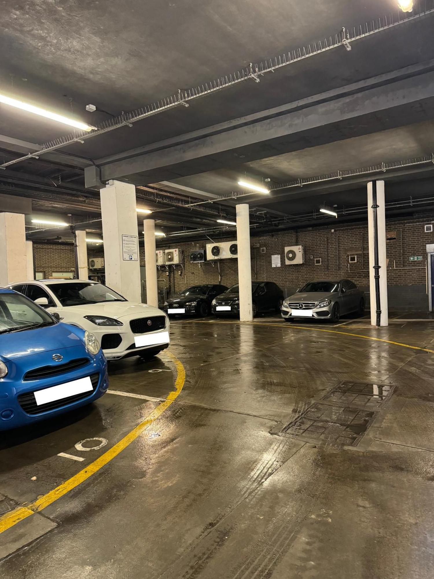 Luxury 2 Bedroom In With Free Parking Apartment